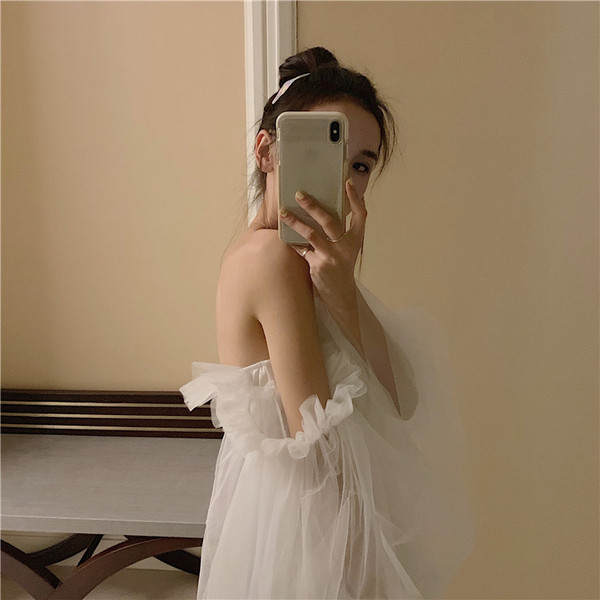 Bluză de damă elegantă în alb, cu tul și umerii goi