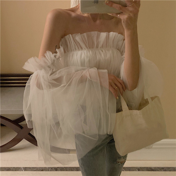 Bluză de damă elegantă în alb, cu tul și umerii goi