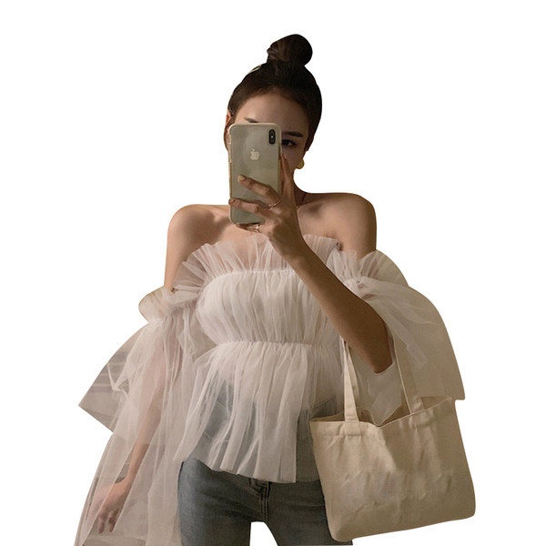 Bluză de damă elegantă în alb, cu tul și umerii goi