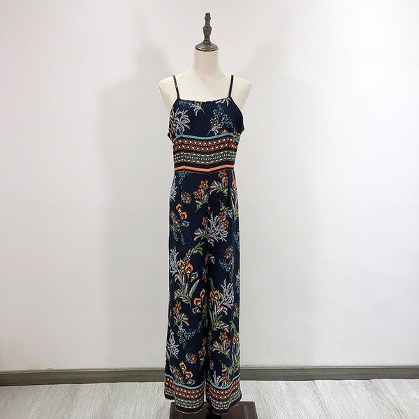 Salopetă cu decolteu pătrat și bretele subțiri