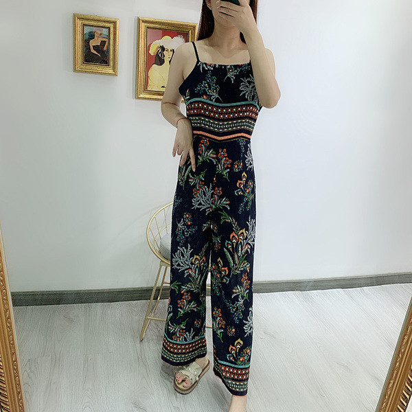 Salopetă cu decolteu pătrat și bretele subțiri