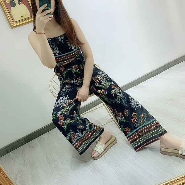 Salopetă cu decolteu pătrat și bretele subțiri