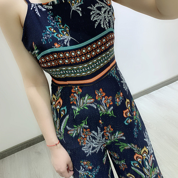 Salopetă cu decolteu pătrat și bretele subțiri