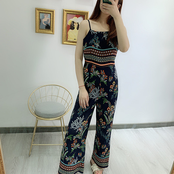 Salopetă cu decolteu pătrat și bretele subțiri