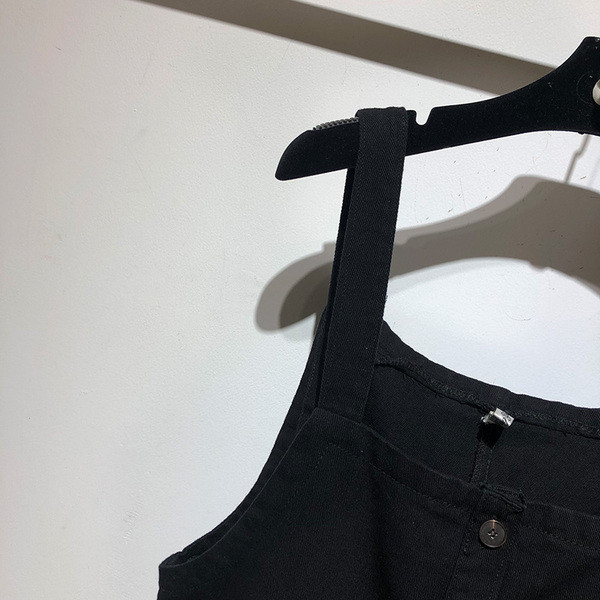 Salopetă scurtă cu bretele subțiri și nasturi de culoare neagră