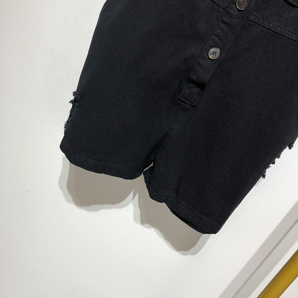 Salopetă scurtă cu bretele subțiri și nasturi de culoare neagră
