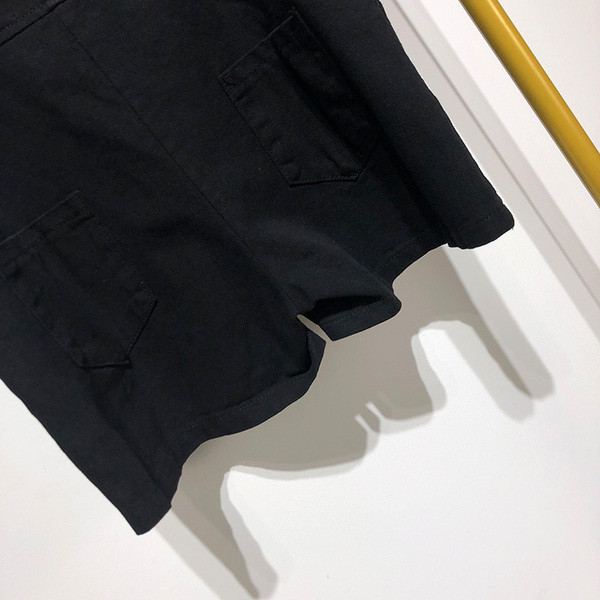 Salopetă scurtă cu bretele subțiri și nasturi de culoare neagră