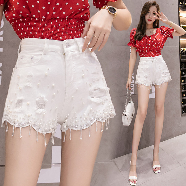 Pantaloni scurți de damă în alb cu perle