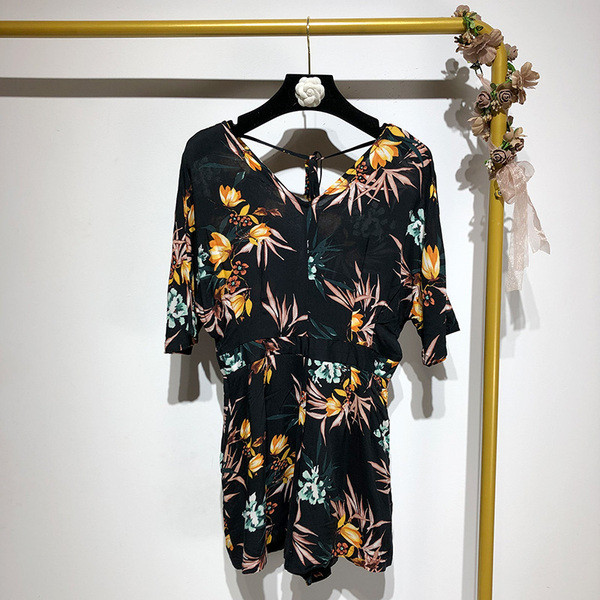 Salopetă cu decolteu în V și mâneci 3/4 cu dreapta