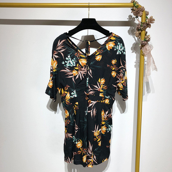 Salopetă cu decolteu în V și mâneci 3/4 cu dreapta