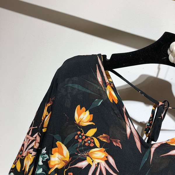 Salopetă cu decolteu în V și mâneci 3/4 cu dreapta