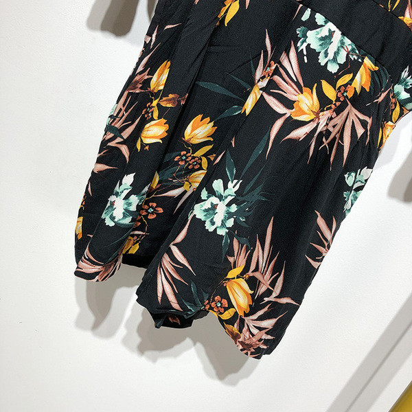 Salopetă cu decolteu în V și mâneci 3/4 cu dreapta