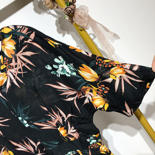 Salopetă cu decolteu în V și mâneci 3/4 cu dreapta