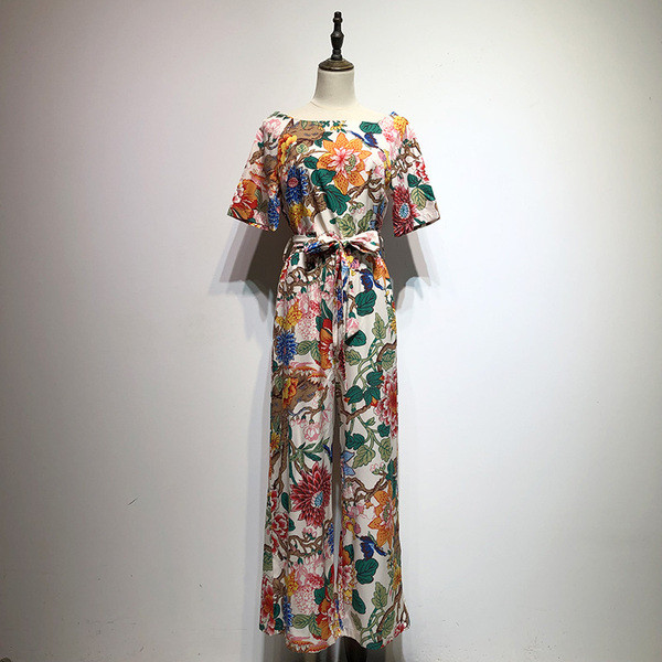 Salopetă cu decolteu pătrat și mâneci scurte