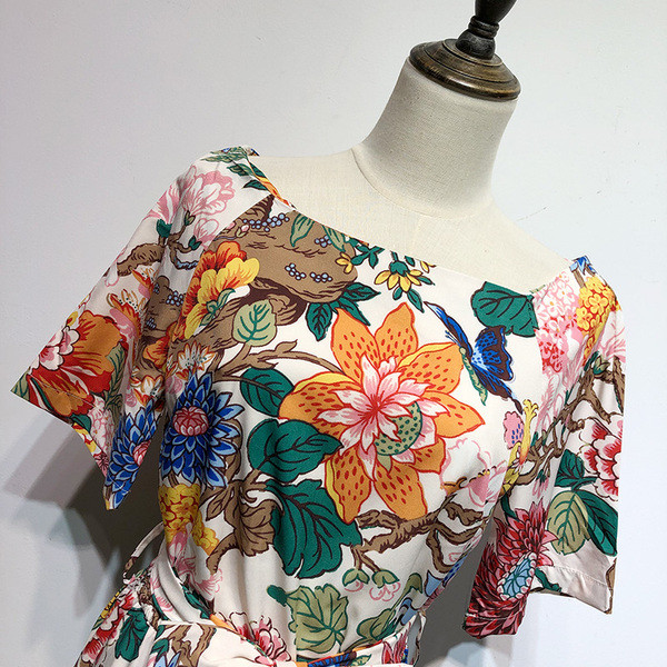 Salopetă cu decolteu pătrat și mâneci scurte