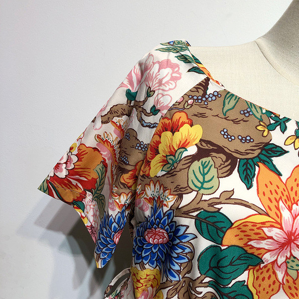 Salopetă cu decolteu pătrat și mâneci scurte