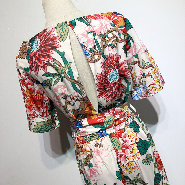 Salopetă cu decolteu pătrat și mâneci scurte