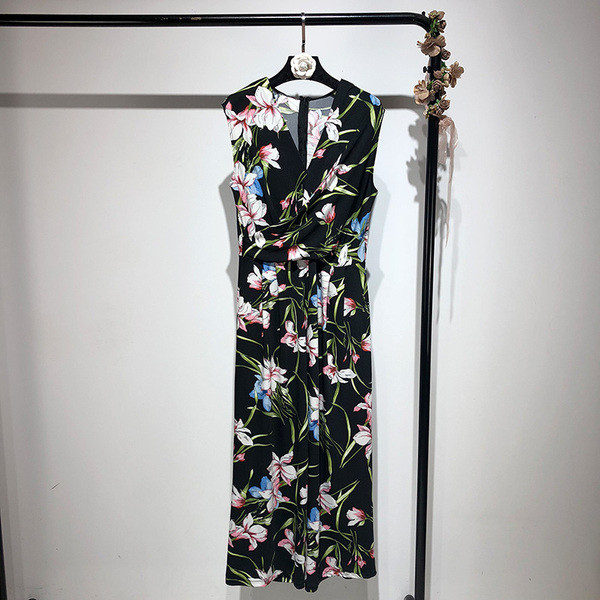 Salopetă cu decolteu în V, fără mâneci cu dreapta