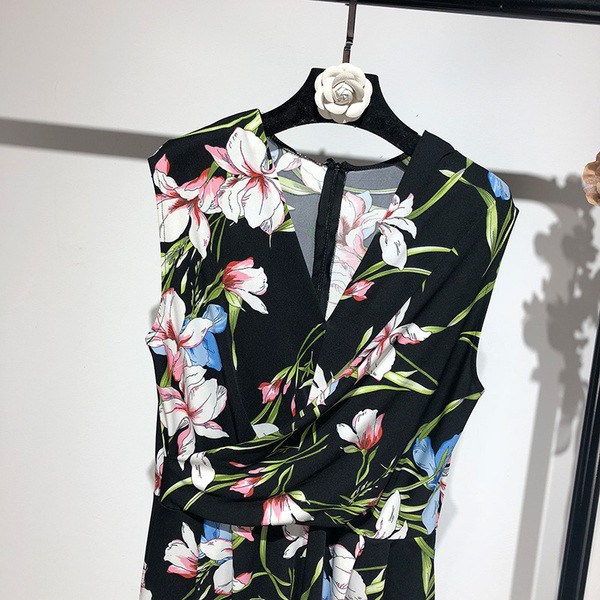 Salopetă cu decolteu în V, fără mâneci cu dreapta