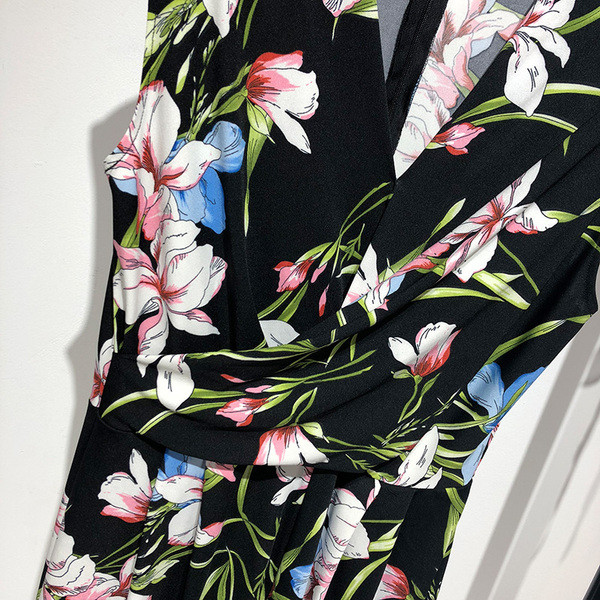 Salopetă cu decolteu în V, fără mâneci cu dreapta