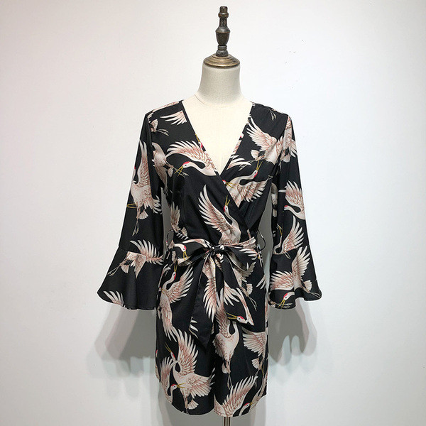 Salopetă cu decolteu adânc în V și mâneci lotus cu model