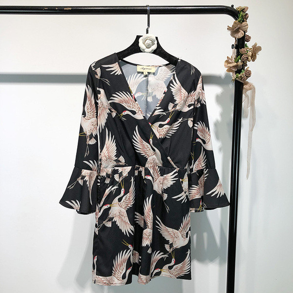 Salopetă cu decolteu adânc în V și mâneci lotus cu model