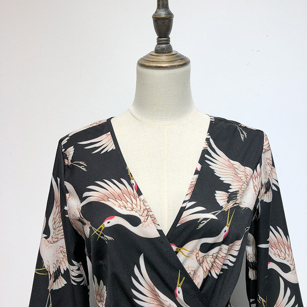 Salopetă cu decolteu adânc în V și mâneci lotus cu model