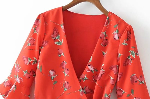 Salopetă cu decolteu adânc în V și mâneci lotus în roșu cu model