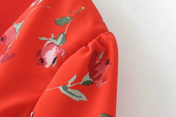 Salopetă cu decolteu adânc în V și mâneci lotus în roșu cu model