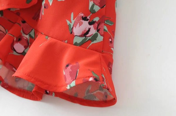 Salopetă cu decolteu adânc în V și mâneci lotus în roșu cu model