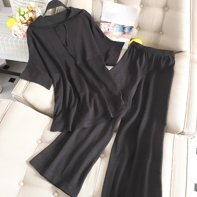 Κομψό και μοντέρνο γυναικείο σετ  που περιλαμβάνει μπλούζα με  κουκούλα και φαρδιά παντελόνια σε διαφορετικά χρώματα