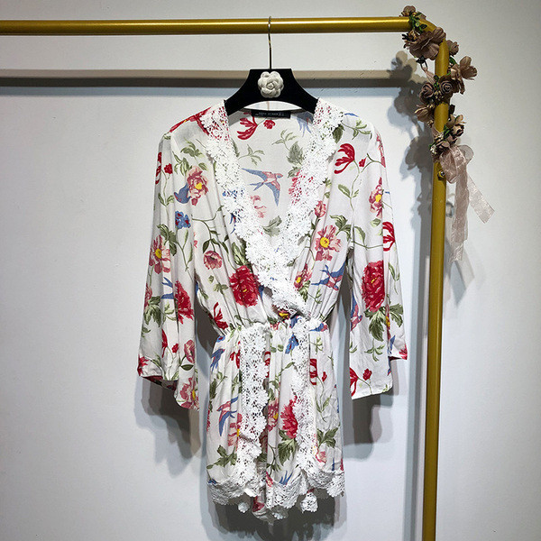 Salopetă cu decolteu în V adânc, cu dantelă și model floral