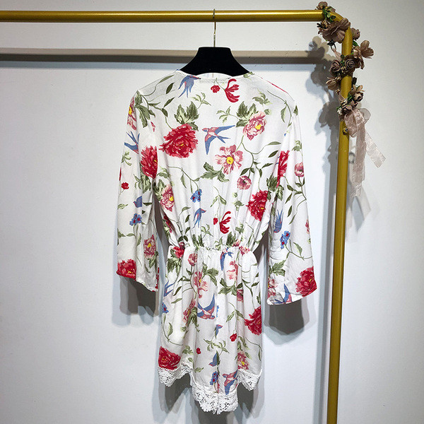 Salopetă cu decolteu în V adânc, cu dantelă și model floral