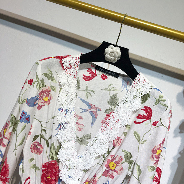 Salopetă cu decolteu în V adânc, cu dantelă și model floral