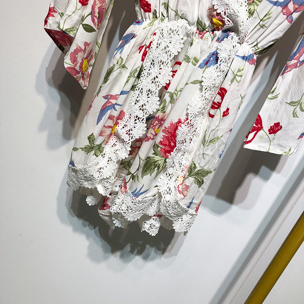 Salopetă cu decolteu în V adânc, cu dantelă și model floral