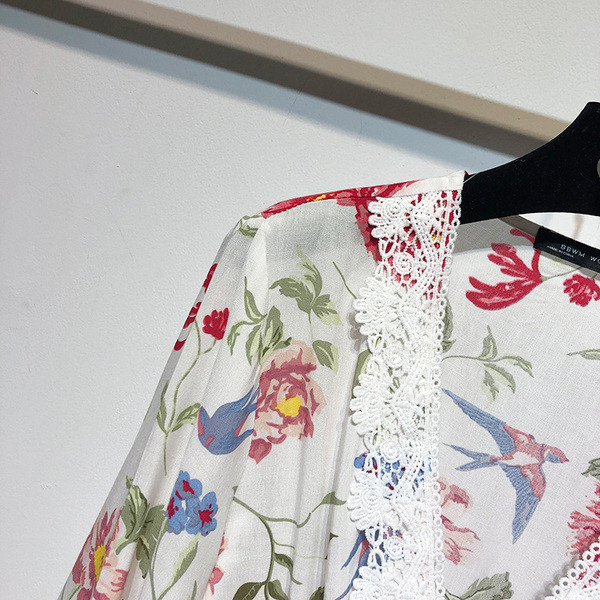 Salopetă cu decolteu în V adânc, cu dantelă și model floral