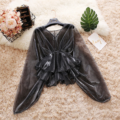 Bluză de damă modernă în trei culori cu decolteu în V