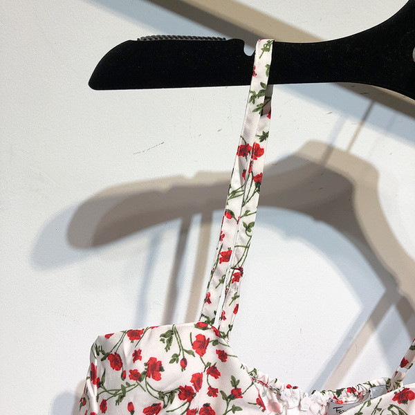 Salopeta scurta cu decolteu in V si bretele