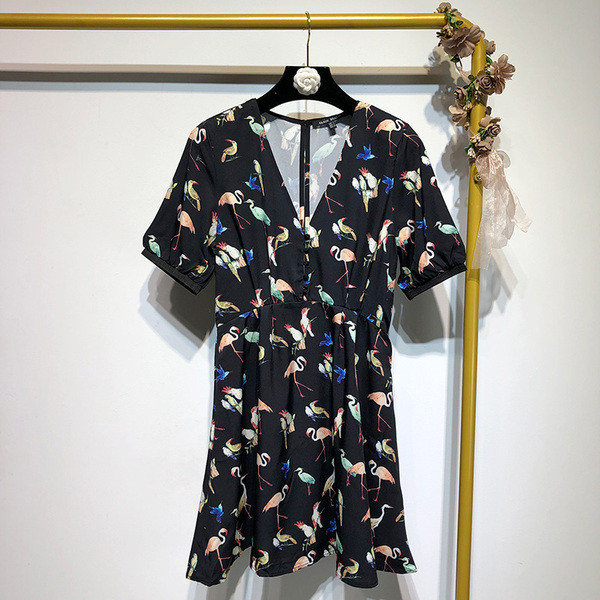 Salopetă cu decolteu în V și mâneci scurte de culoare neagră cu imprimeu - flamingo