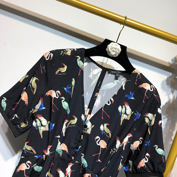 Salopetă cu decolteu în V și mâneci scurte de culoare neagră cu imprimeu - flamingo