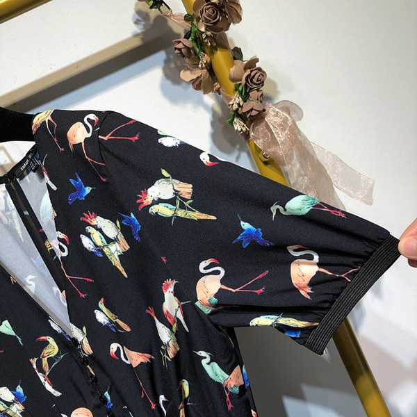 Salopetă cu decolteu în V și mâneci scurte de culoare neagră cu imprimeu - flamingo