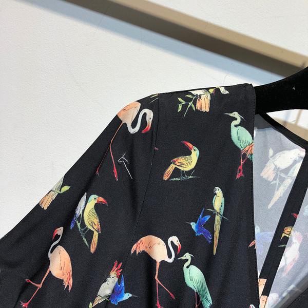 Salopetă cu decolteu în V și mâneci scurte de culoare neagră cu imprimeu - flamingo