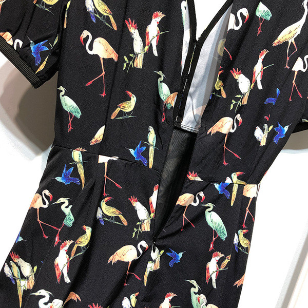 Salopetă cu decolteu în V și mâneci scurte de culoare neagră cu imprimeu - flamingo