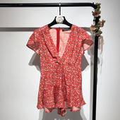 Salopetă scurtă roșie cu decolteu în V