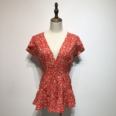 Salopetă scurtă roșie cu decolteu în V