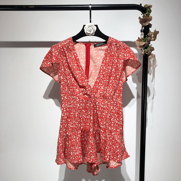 Salopetă scurtă roșie cu decolteu în V