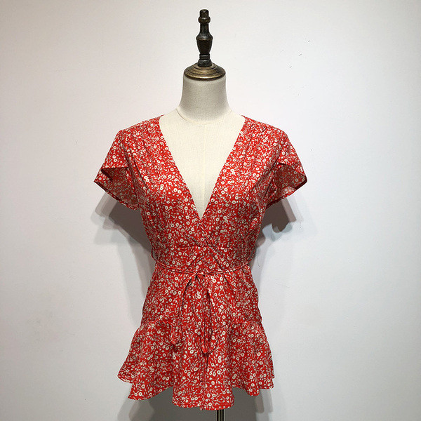 Salopetă scurtă roșie cu decolteu în V