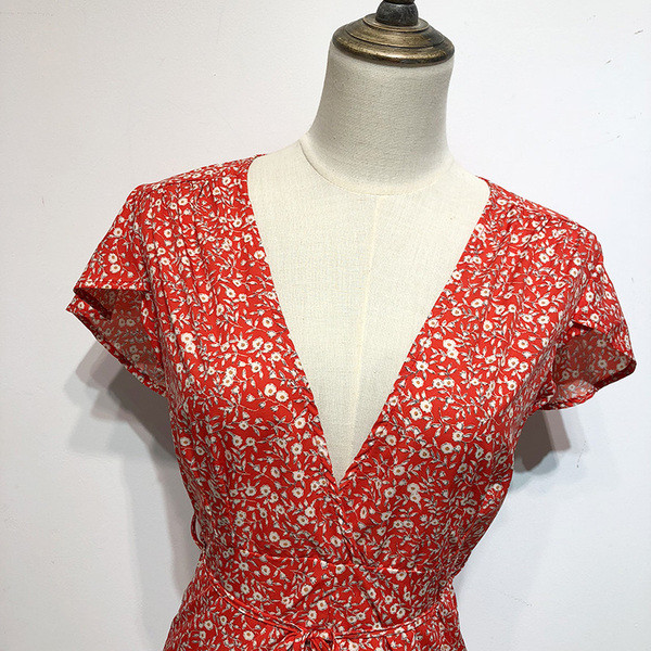 Salopetă scurtă roșie cu decolteu în V