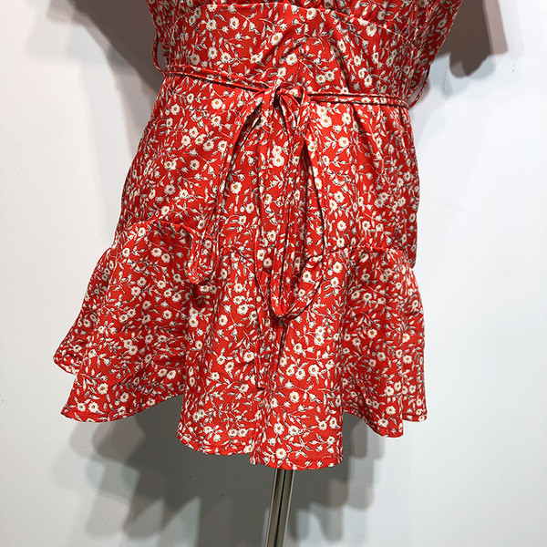 Salopetă scurtă roșie cu decolteu în V