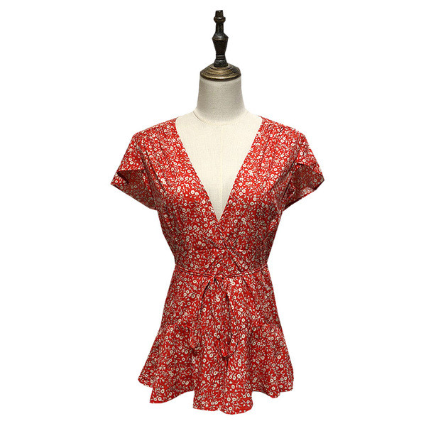 Salopetă scurtă roșie cu decolteu în V